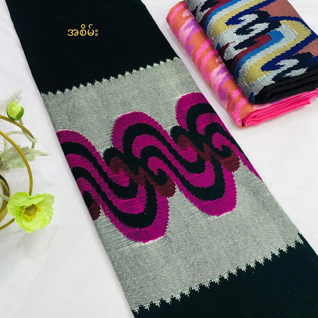 သဘာဝ လက်ကော် (၃) ကြိုး
ကြိုးကြီးချိတ်လုံချည် (အနက်ပေပန်းရောင်လိုင်းစင်း)